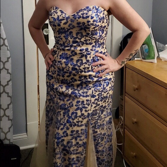 Beautiful Formal Dress - Picture 9 of 9